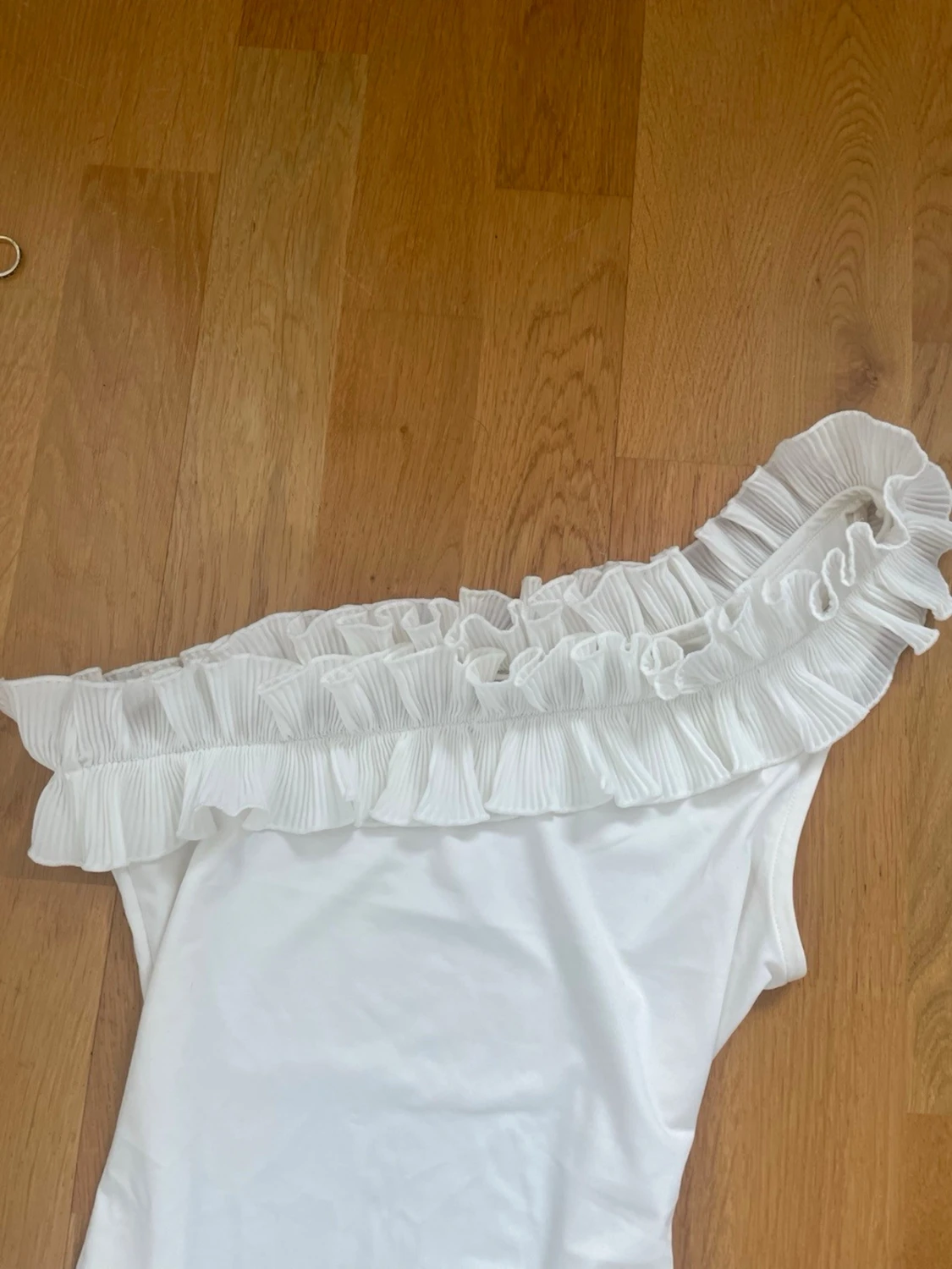 Vit offshoulder bodymed volangdetalj - 1