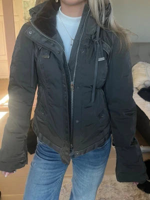 Unik jacka  - Super snygg unik jacka som är köpt vintage, mycket fina detaljer, samt att man kan spänna in den i ryggen så att den sitter snyggt!!! Jätte fint skick