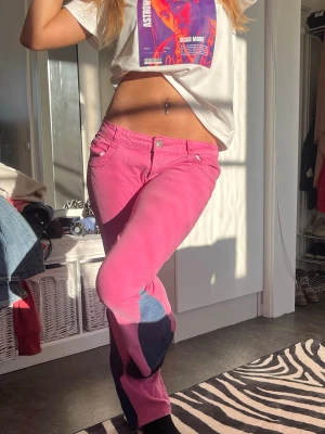 Coola rosa jeans - Jeansen är omsydda till botcut med mörkblått jeans material. Innerbensländen är 76cm och midjemåttet 41cm. Vid fler bilder/frågor skriv💕