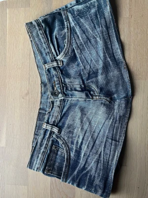 Mini jeans kjol  - Jätte fin mini jeans kjol, midjemått 28cm rakt över. Har aldrig använts, pris kan diskuteras