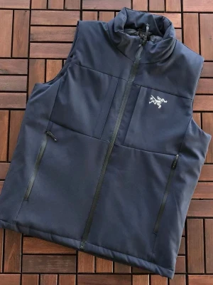 Arc'teryx Atom Vest - Säljer en helt ny och oanvänd Arc'teryx Atom-väst i den klassiska färgen Black. Alla lappar sitter kvar (NWT). 