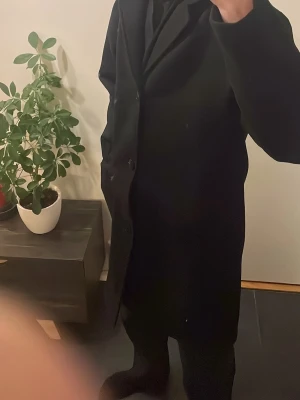 Skön svart lite längre rock - Svart rock, riktigt varm o go perfekt för kallare väder