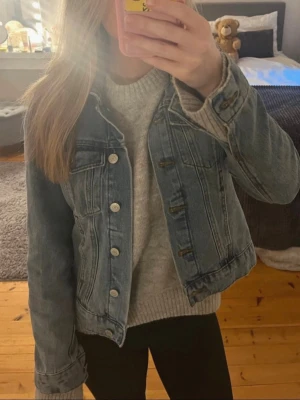 Jeans jacka Vero Moda - En jeans jacka från Vero moda i storlek XS. Den är helt perfekt för vår och sommar. Den är endast använd ett fåtal gånger.🌸