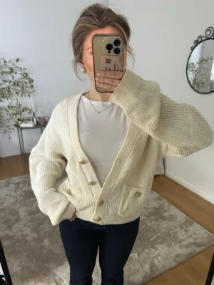 Stickad kofta - Säljer en beig kofta ifrån H&M i storlek S. Säljes eftersom den tyvärr inte kommer till användning🥰 