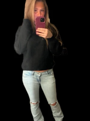 Ljusblå nelly jeans  - Säljer dessa jättefina ljusblå jeans med bootcut-modell och slitna hål vid knäna. Dom är i använda sparsamt och har endast lite slitna defekter längst ned samt uppsydda några få cm(se bild 4) Säljer då dom inte passar mej längre. Priset är diskuterbart💕Hör av er vid frågor🥰