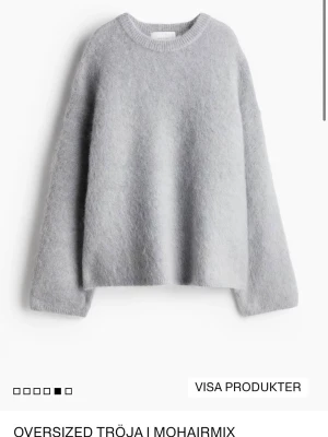 Ljusgrå oversized mohairtröja från HM - Slutsåld jätte snygg och populär tröja i storlek xs❤️Använd ca 4 gånger!