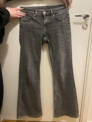Gråa bootcut jeans  - Low Waisted
