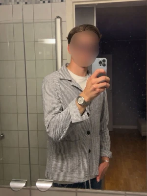 Randig overshirt från John Henric  - Snygg overshirt från John Henric!  vit och mörkblå randig. Modellen har avslappnad passform, klassisk krage,  knappar framtill och två stora fickor. Perfekt
