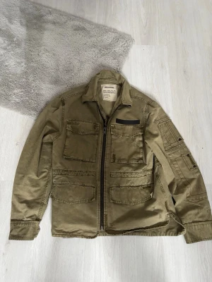 Zadig&voltaire field jacka - Säljer min field jacket från zadig&voltaire. I princip ny skick använd 1 gång sparsamt. Tags medföljer inte. Fraktas inom 48 timmar😀 pris är diskuterbart. Självklart äkta