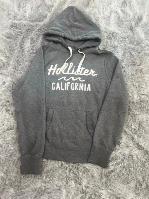 Hollister hoodie - Säljer denna sällsynta och mycket eftertraktade  Hollister hoodie | Storlek S | Skick 9/10 | Vid eventuella frågor hör gärna av dig och erbjuder bra pris vid köp av bundle 😁✅