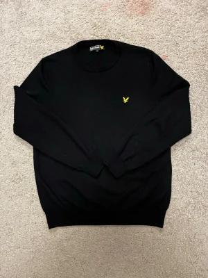 Svart merinoull 100% lylescott tröja - Snygg svart lylescott tröja som passar perfekt till dig som vill mixa stilar och matcha, de står L men passar för dig som har medium