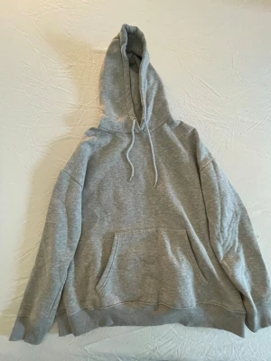 Oversized hoodie - Grå hoodie från Nelly! Säljer då den inte kommer till användning💓 är i storlek xs men sitter mer som en S