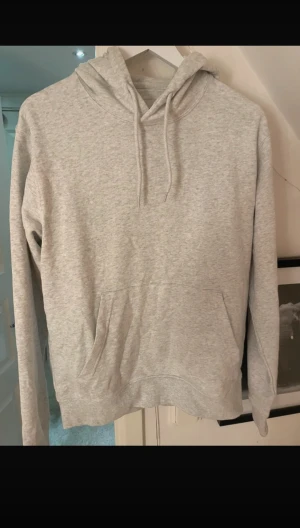 Grå hoodie - Knappt använd stl S/M