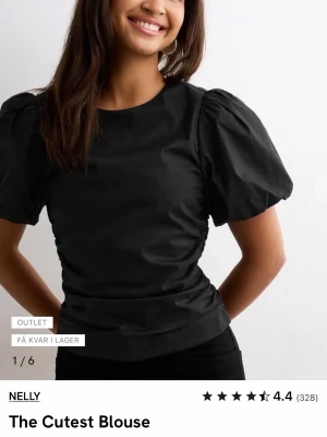 Svart puffärmblus från Nelly - Trendig svart blus från Nelly med puffiga korta ärmar och rund halsringning. Blusen har en figurnära passform och är tillverkad i ett slätt tyg som ger en stilren look. Perfekt för dig som gillar en enkel men snygg stil.