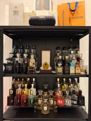 Parfymer/Parfymprover/Parfymsplittar/Parfym samples/Samples - Erbjuder samples från alla dofter i min samling. Storlekarna som är tillgängliga är 2/3/5/10/30ml. Bilder på flaskorna har jag bifogat. Bara att hojta vid funderingar över pris eller liknande. Vänligen respektera att jag ej säljer hela flaskor och vill ej byta något.