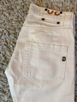 Vita Dondup Jeans - | Skick: 10/10 | Färg: Vit | vad inkluderas: Enbart jeansen |