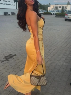 Yellow perfect dress 💛 - Säljer denna superfina gula klänningen som formar kroppen otroligt fint! Materialet är stretchigt och har skräddarsytt för att framhäva midjan ännu mer.  Storlek: Xs 🌼🌼🌼🌼🌼💛💛💛