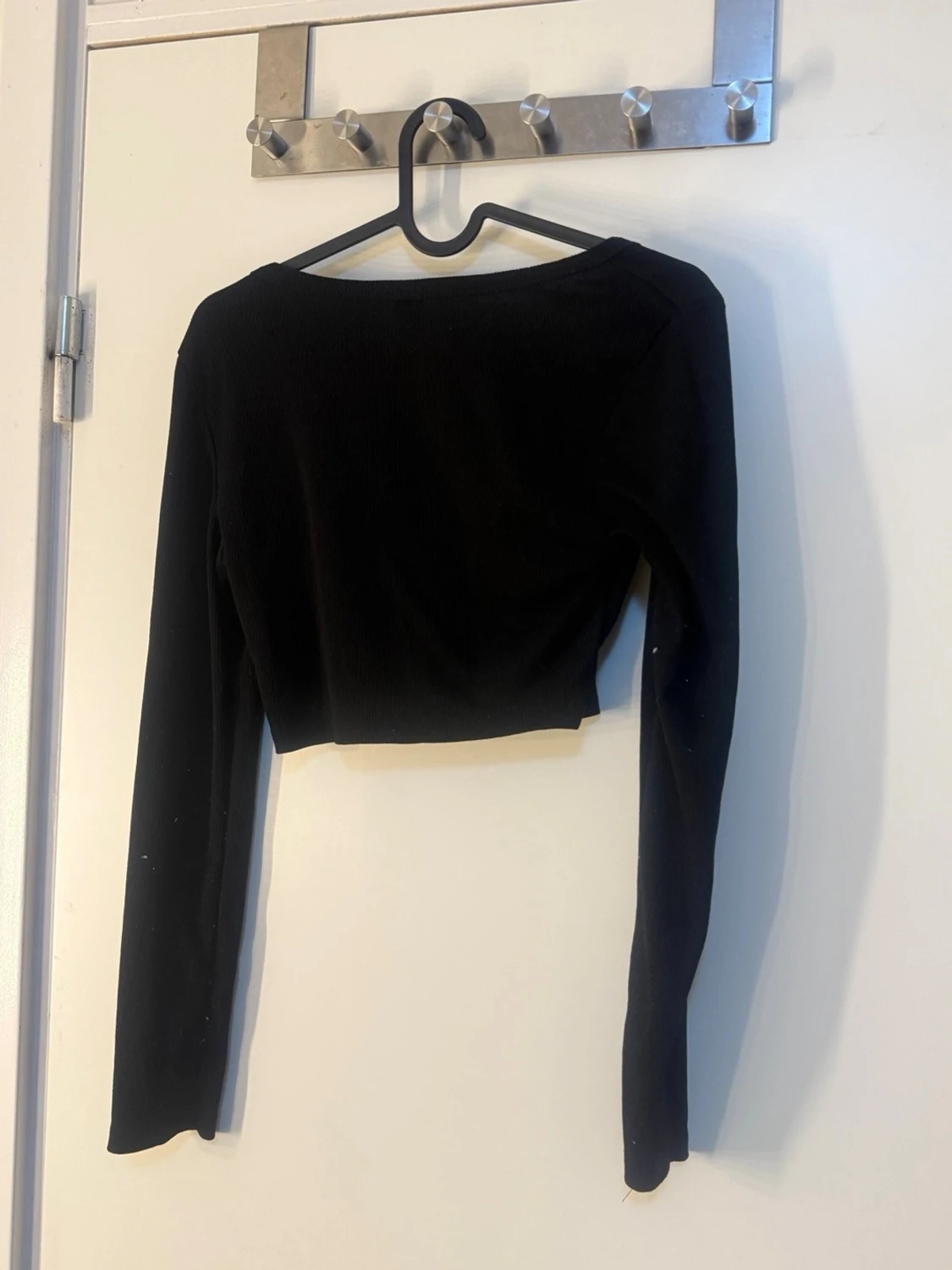 Svart croppad topp med trumpetärmar - 2st  - 1