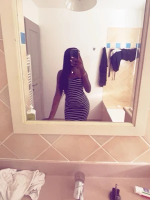 Svartvit randig tight klänning - Säljer en svartvit, tight klänning med horisontella ränder. Perfekt för dig som gillar en enkel men snygg stil. Jag säljer den endast för att den inte passar längre😊