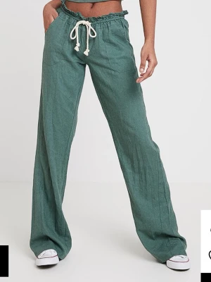 Roxy linnebyxor  - Jätte fina gröna linnebyxor från Roxy🌿Perfekt inför sommaren🌸 Använd endast fåtal gånger förra sommaren, inte tyckt de var min stil:/🌼 Pris kan diskuteras och fråga bara på ifall ni önskar mer bilder💕🌟