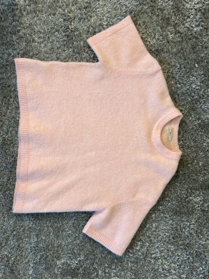 Ljusrosa stickad  - Söt ljusrosa stickad tröja!! Lite nopprig annars bra skick💕