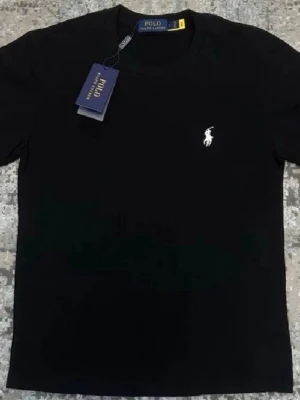 Svart Ralph Lauren t-shirt - Klassisk svart t-shirt från Polo Ralph Lauren med rund hals och den ikoniska vita polospelaren broderad på bröstet. Tillverkad i mjuk bomull för en skön känsla och perfekt passform. Enkel och stilren design som funkar till allt.
