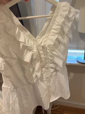 Blus  - Vit blus som tyvär aldrig kommer till användning, helt oanvänd. 