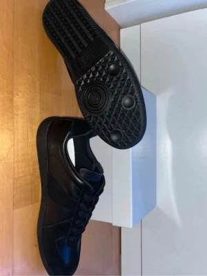Maison Margiella ”gats” - Snygga Hel svarta sneakers. Helt Ny och oanvända, Pris kan diskuteras vid snabbaffär.