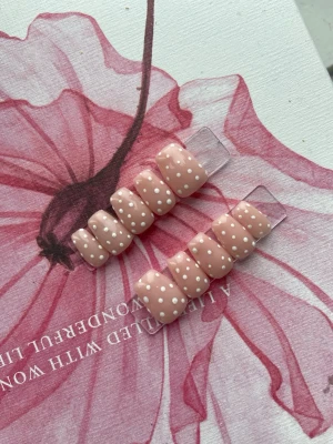 Press on nails - Press on nails av gel. Nude färg