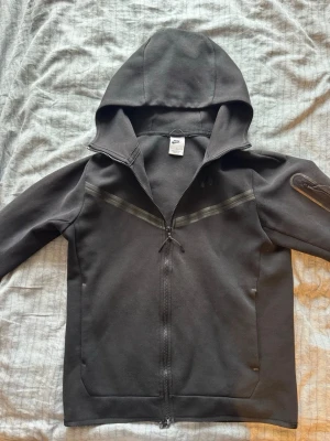 Nike tech hoodie - En svart Nike tech hoodie i storlek S. Jag har även en i strl M. Skriv om ni är intresserade