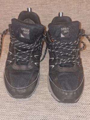 Svarta friluftsskor - Använda vid ett par scoutläger/hajker. Den skavank jag har sett är skaven framme vid tårna (se bild). Annars i jättebra skick! Stl 39
