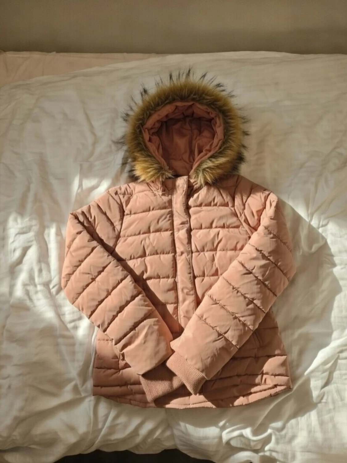 Ljusrosa dunjacka med fuskpäls