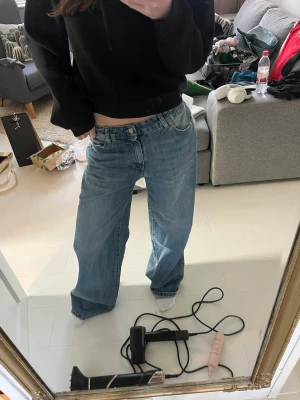 Blåa jeans  - Super snygga jeans från design by si, som tyvärr aldrig kommit till användning. Jag är 170 lång och de är ungefär 7 cm för långa för mig 💋💋