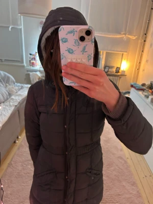 Jacka - En jätte fin lite tjockare vinter jacka med avtagbar luva. Den är i jätte bra skick och i storlek 158.🥰