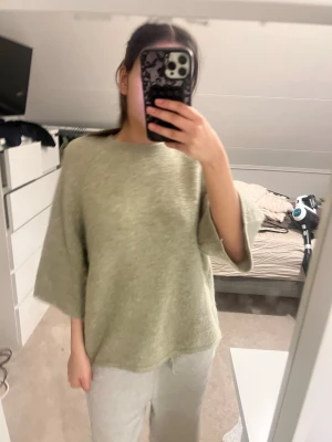 Ljusgrön stickad tröja med vida ärmar - Mysig ljusgrön stickad tröja med lös passform och trekvartsvida ärmar💚