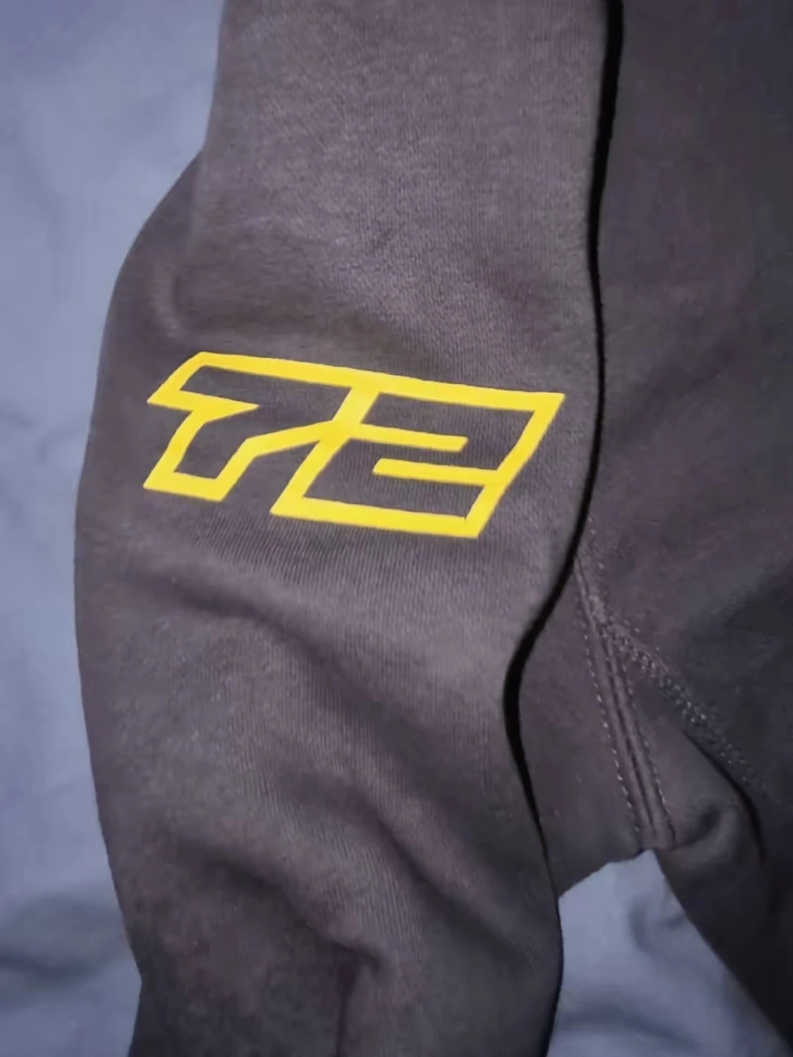 Mörkgrå nike tracksuit med gula detaljer. Tröja size:S Byxor size:M - 6