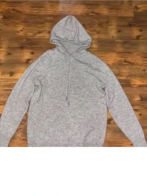 Kashmir hoodie  - Säljer en enkel och stilren grå hoodie med huva och dragsko. Hoodien har långa ärmar och är tillverkad i ett mjukt material som passar perfekt för en avslappnad look. Inga synliga loggor eller tryck, bara clean och klassisk design.