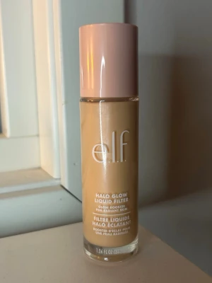 e.l.f. Halo Glow Liquid Filter foundation - Elf halo glow foundation i nyansen 0 fair. Endast testad en gång på armen så nästintill helt ny. Nypris 199kr. Jag är öppen för prisförslag och köp gärna bundles om ni hittar något annat kul i min profil!