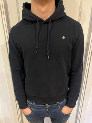Morris hoodie - Riktigt snygg hoodie från Morris. Mycket bra skick, inga defekter. Strl M, personen på bilden är 184 cm lång. Skicka gärna prisförslag. Kika in min profil för mer schyssta plagg