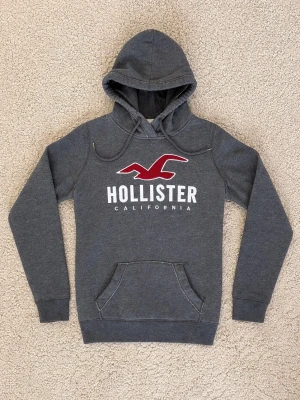 Hollister Hoodie - Hollister Hoodie Vintage - Tröjan är i utmärkt skick utan defekter. - Storlek: S - Pris: 599kr - Först till Kvarn!
