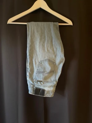 Blå nudie jeans  - Tjenaret! Säljer nu ett par riktigt schyssta nudie jeans k storlek 29/30. sitter bra på killen på bilden som är va 170! Mycket bra skick inga defekter! Hör av dig vid minsta fundering MVH premium fashion🤩
