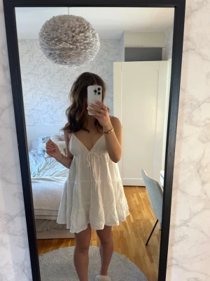 Sommarklänning Zara💘💘 - En vit sommarklänning från Zara i storlek L(är vanligtvis M men jag anser att den är liten i storleken🥰) inga bieffekter, jättefin 
