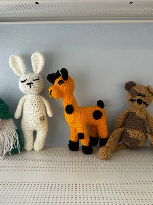Handgjorda virkade leksaker - Styckpris: 180kr!  Handgjorda virkade leksaker. Innehåller en vit kanin, en orange giraff med svarta fläckar, en grön tomte med vitt skägg och en brun apa.. Perfekt som present eller som inredningsdetalj. Pris kan diskuteras vid köp av fler.