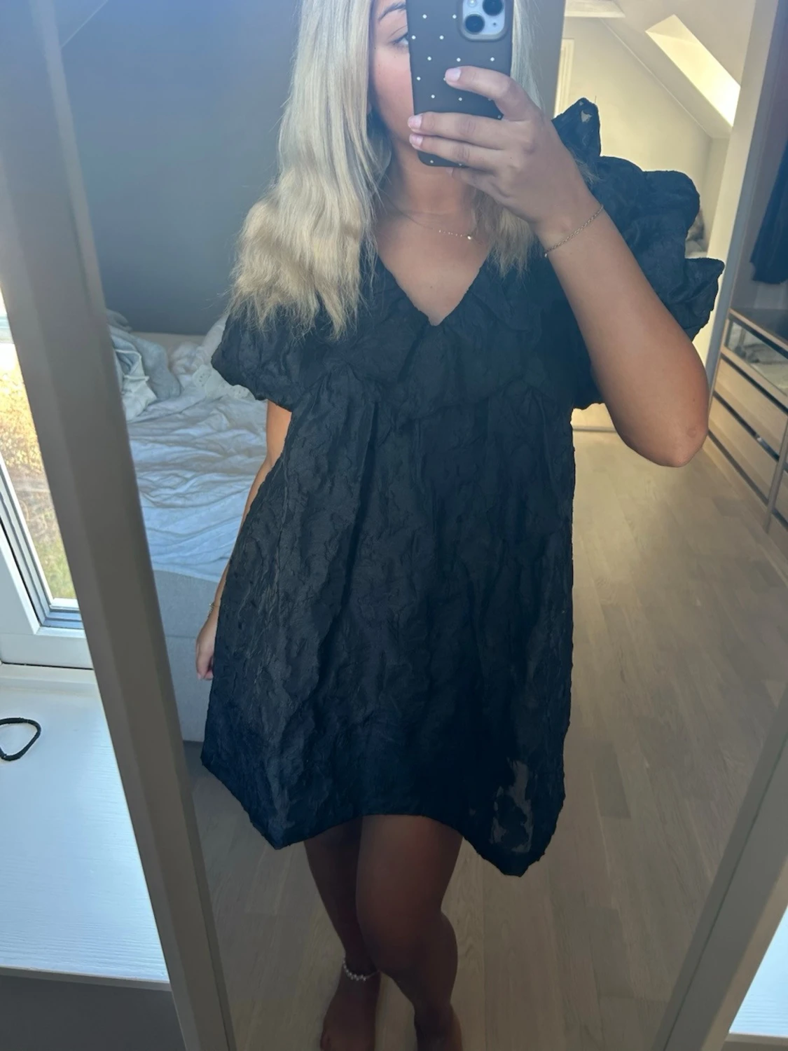 Svart kort klänning med volang - 3