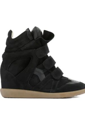 Svarta Isabel Marant wedge sneakers - Undrar om nån vill byta me mig de är i storlek 38 men vill ha 37 då de var lite stora skorna är använda men inget som syns alls när man har på sig dem och jag har tyvärr inte kvar lådan, skriv för bilder. Kan även tänka mig att sälja de till rimmligt pris (runt 2000) så kan jag köpa mindre av nån annan