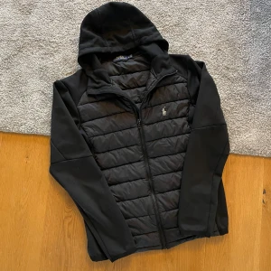 Svart Ralph Laurent cardigan - Hej! Säljer en svart Ralph lauren cardigan i storlek M. Den är i mycket bra skick utan defekter. Hör gärna av er vid frågor