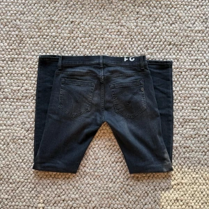 Dondup George jeans  - Tja säljer nu ett par Dondup jeans! Modell:- George, nya modellen med svart tag! Storlek:- 31. Skick:9/10, inga defekter allas! Om ni har några funderingar är det bara att höra av sig! 📩