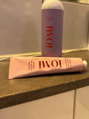 iOMI leave-in cream & volymmist - Säljer ett set från iOMI med en dreamy leave-in cream i rosa tub och en volume mist i lila flaska. Båda produkterna ger värmeskydd och extra glans till håret. Perfekt för dig som vill ha volym och skydda håret vid styling.