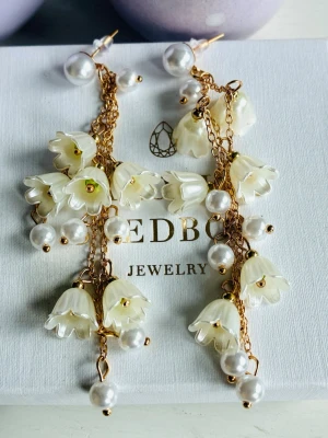 Flower earrings  - Flower earrings in stainless steel, unknown brand. New!