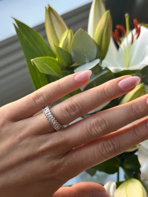 Silverring med stenar - Snygg silverring med flera klara stenar runt hela bandet.  Justerbar storlek🤍 Från Kahlo